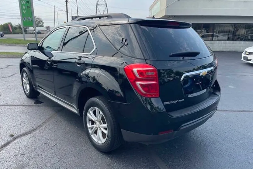 2017 Chevrolet Equinox LT photo 1