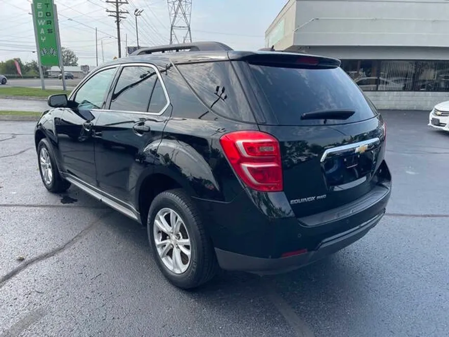 2017 Chevrolet Equinox LT photo 1