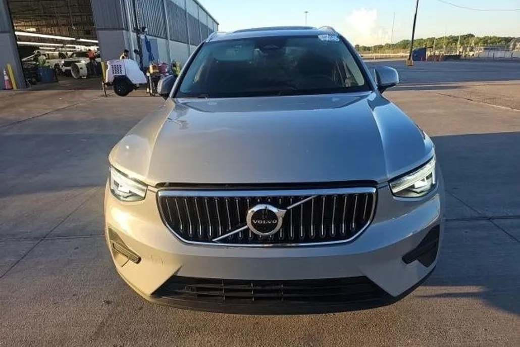 2025 Volvo XC40 Core photo 1