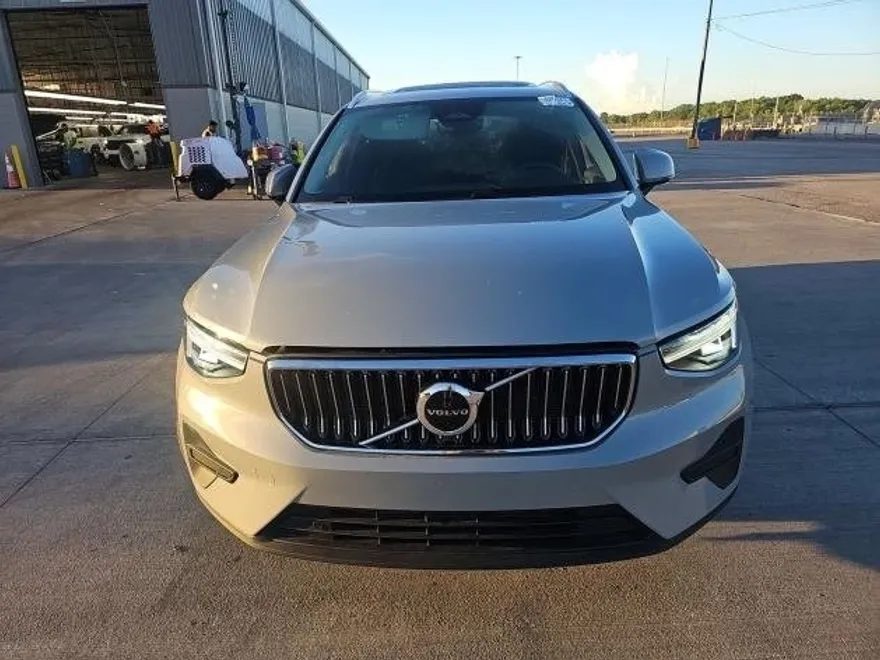 2025 Volvo XC40 Core photo 1