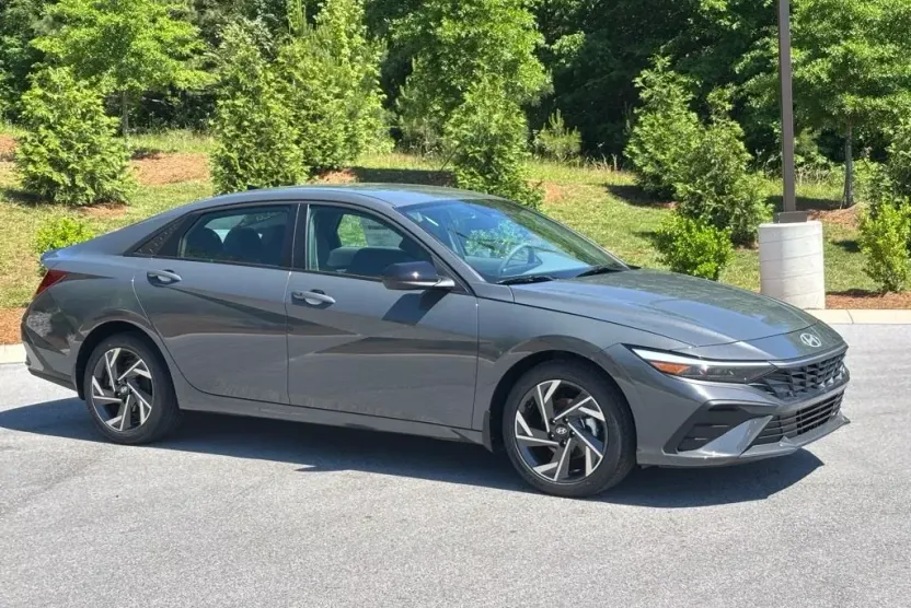 2025 Hyundai Elantra SEL Sport photo 1