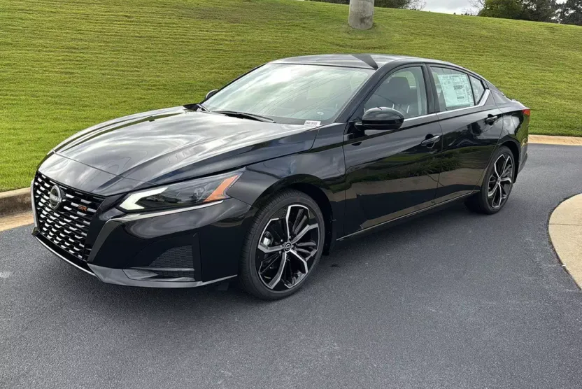 2025 Nissan Altima SR photo 1