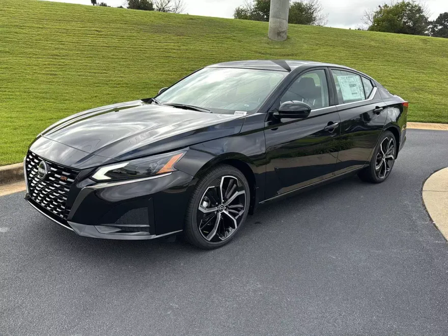 2025 Nissan Altima SR photo 1