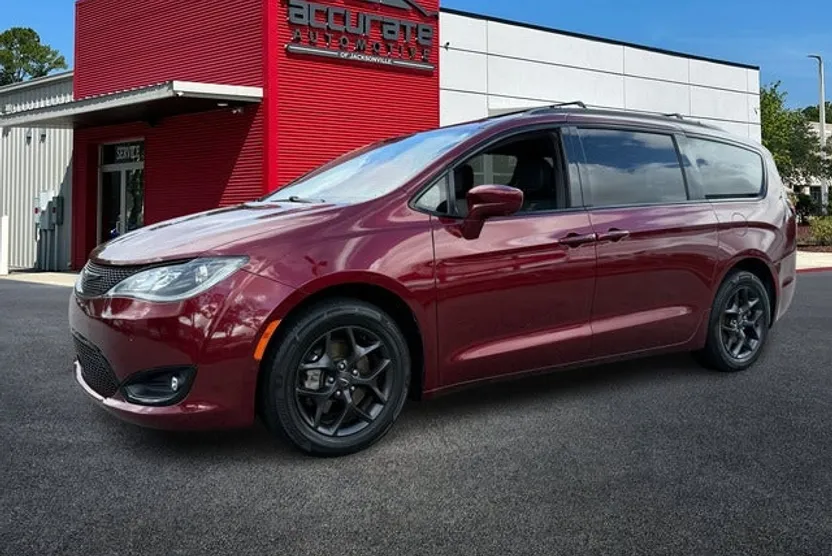 2020 Chrysler Pacifica Touring L photo 1