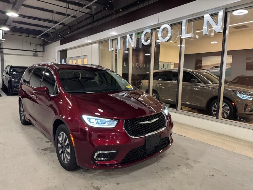 2022 Chrysler Pacifica Hybrid Touring L photo 1