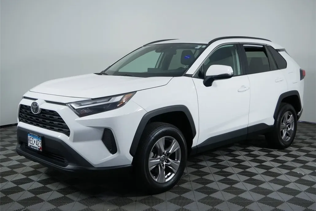 2022 Toyota RAV4 XLE photo 1