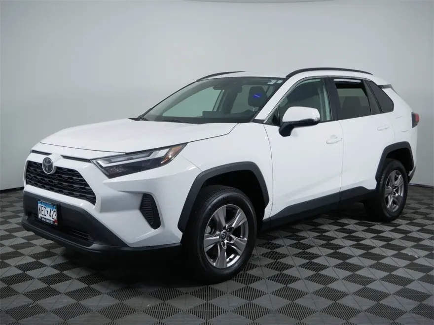 2022 Toyota RAV4 XLE photo 1