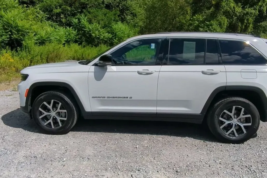 2023 Jeep Grand Cherokee Limited photo 1