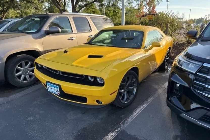 2017 Dodge Challenger SXT photo 1