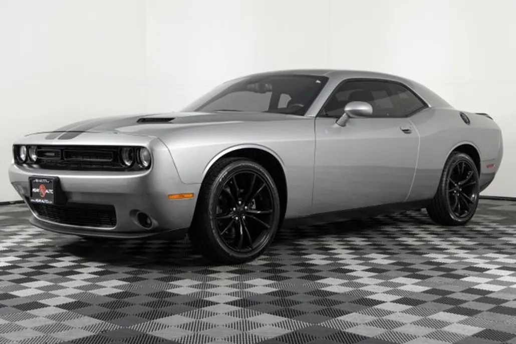 2016 Dodge Challenger SXT photo 1