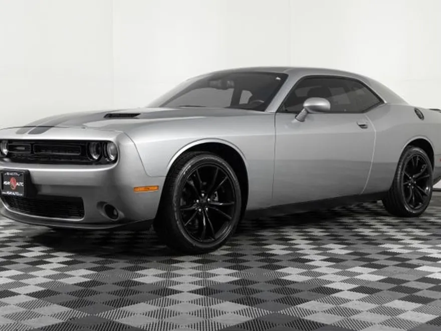 2016 Dodge Challenger SXT photo 1