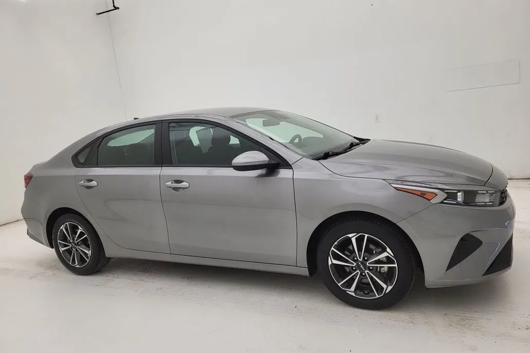 2024 Kia Forte LXS photo 1