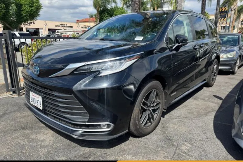2021 Toyota Sienna Limited photo 1