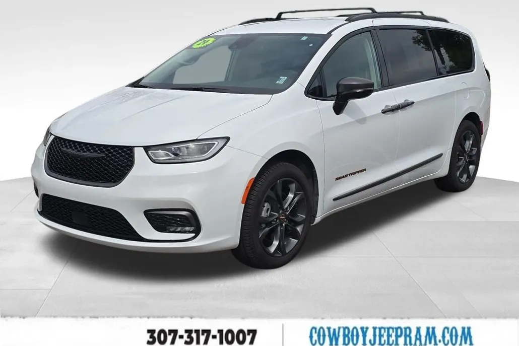 2024 Chrysler Pacifica Touring L photo 1