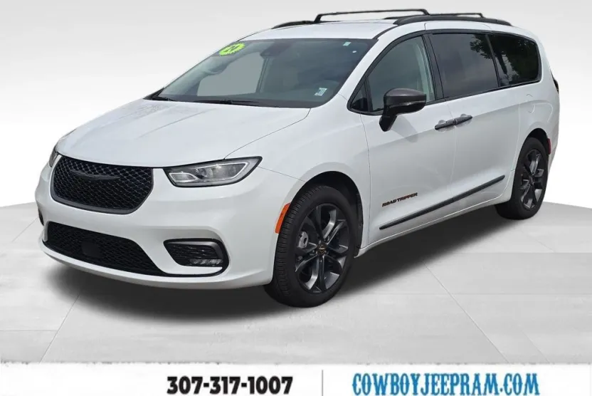 2024 Chrysler Pacifica Touring L photo 1