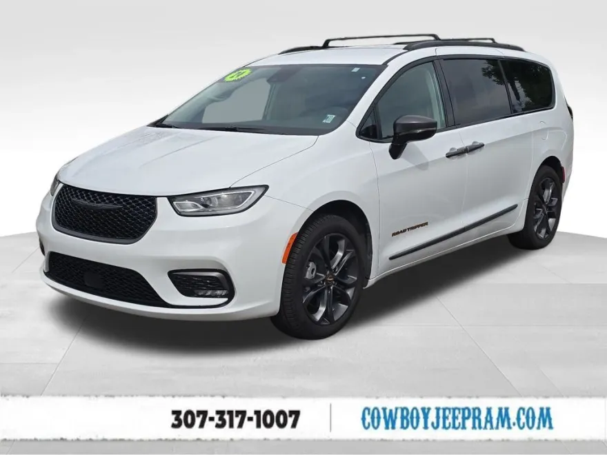2024 Chrysler Pacifica Touring L photo 1