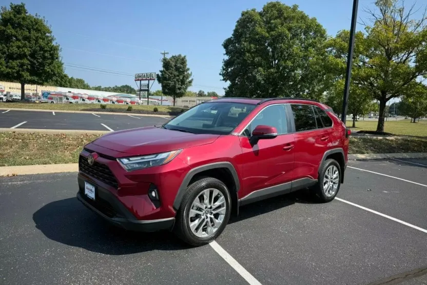 2023 Toyota RAV4 XLE Premium photo 1