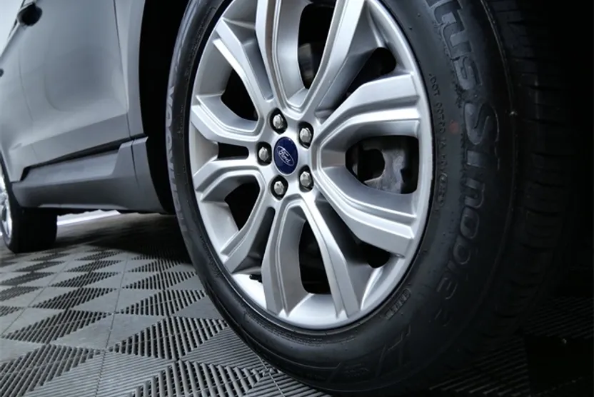 2022 Ford Edge Titanium photo 1