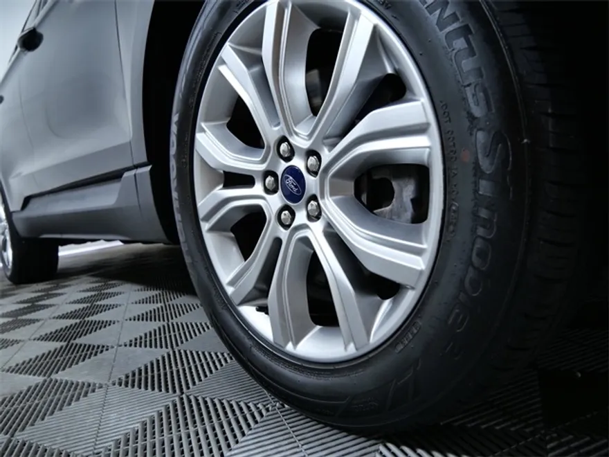 2022 Ford Edge Titanium photo 1