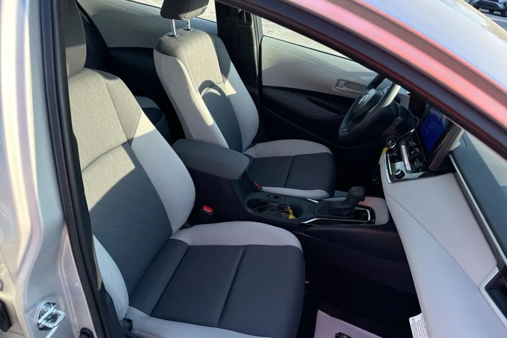 2025 Toyota Corolla LE photo 1
