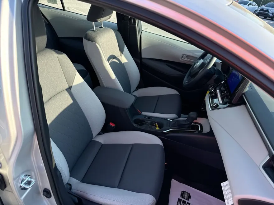 2025 Toyota Corolla LE photo 1