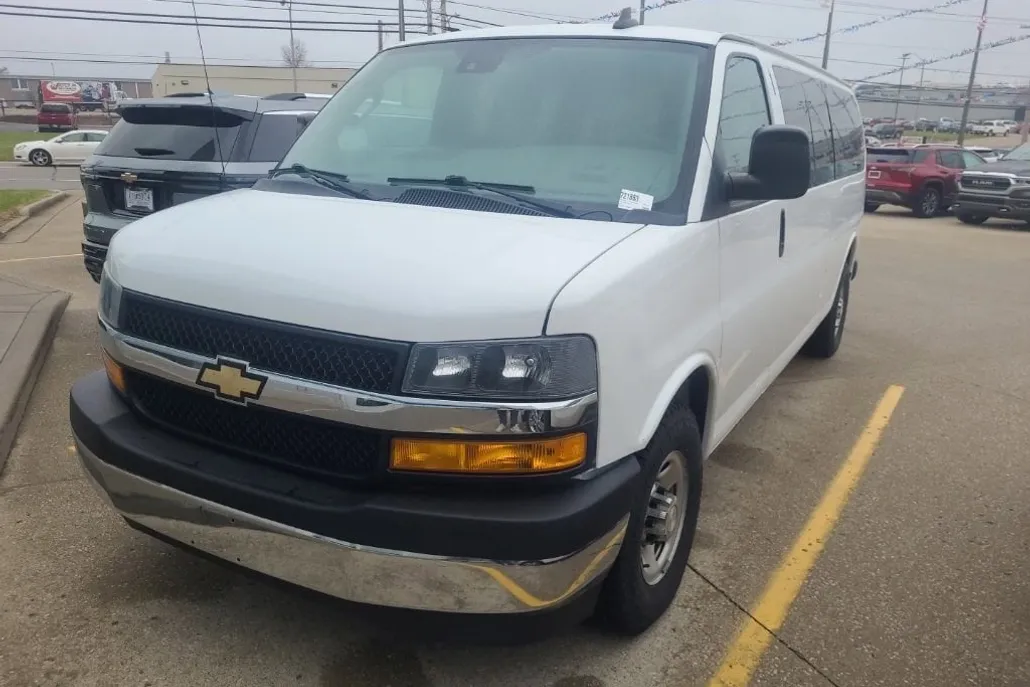 2020 Chevrolet Express 3500 LT Passenger Van photo 1