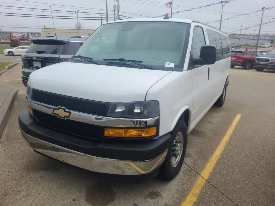 2020 Chevrolet Express 3500 LT Passenger Van photo 1