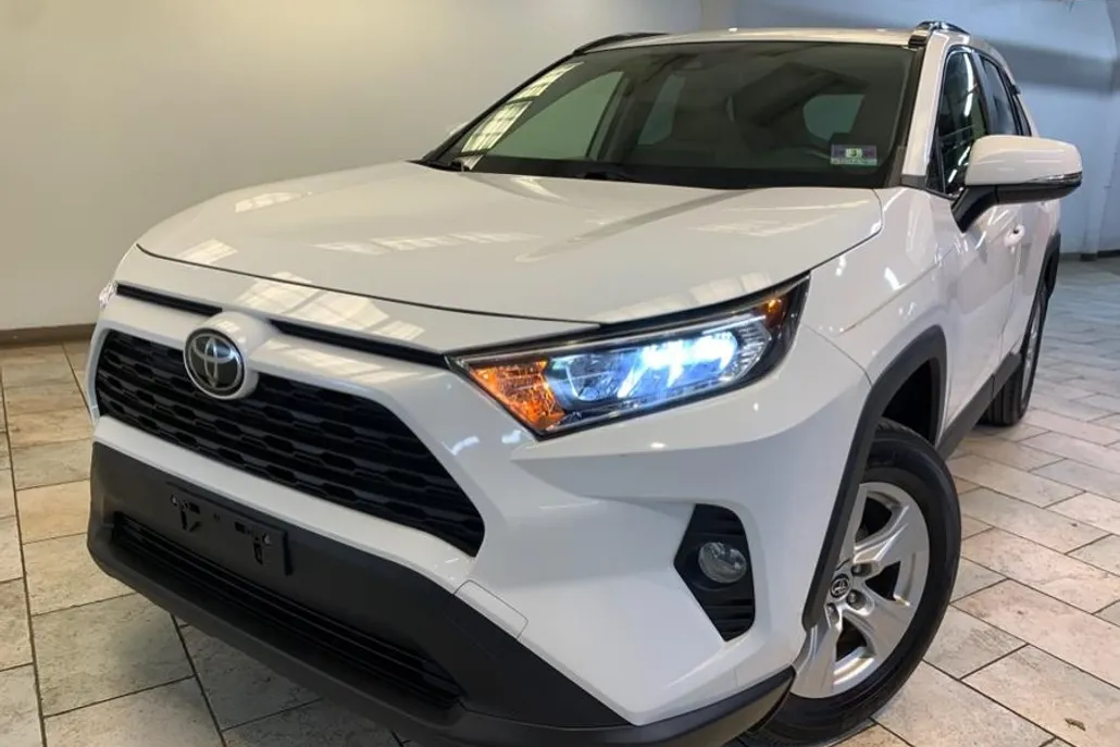 2019 Toyota RAV4 XLE photo 1