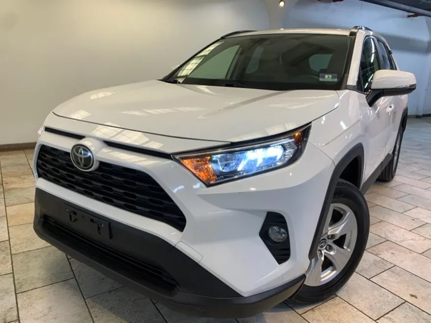2019 Toyota RAV4 XLE photo 1
