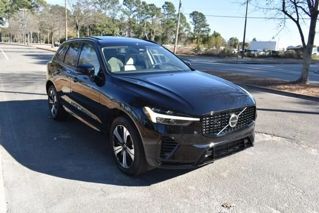 2024 Volvo XC60 Hybrid T8 Core photo 1