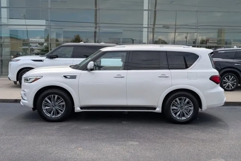2022 Infiniti QX80 Luxe photo 1