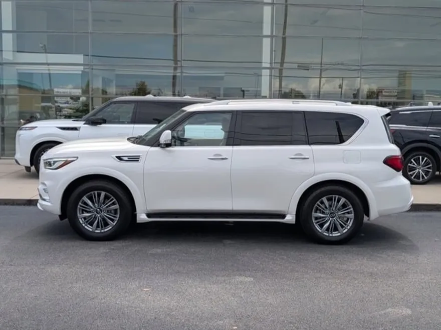 2022 Infiniti QX80 Luxe photo 1