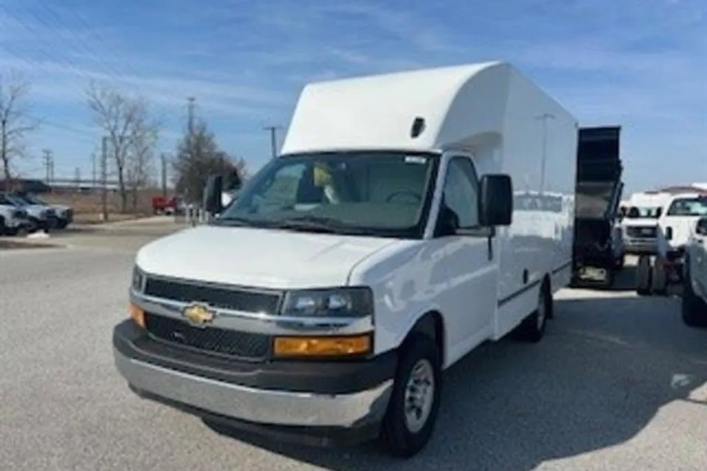2024 Chevrolet Express Cutaway 3500 photo 1