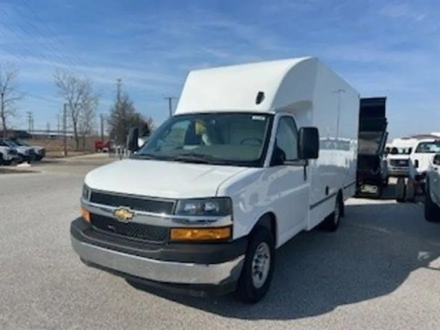 2024 Chevrolet Express Cutaway 3500 photo 1