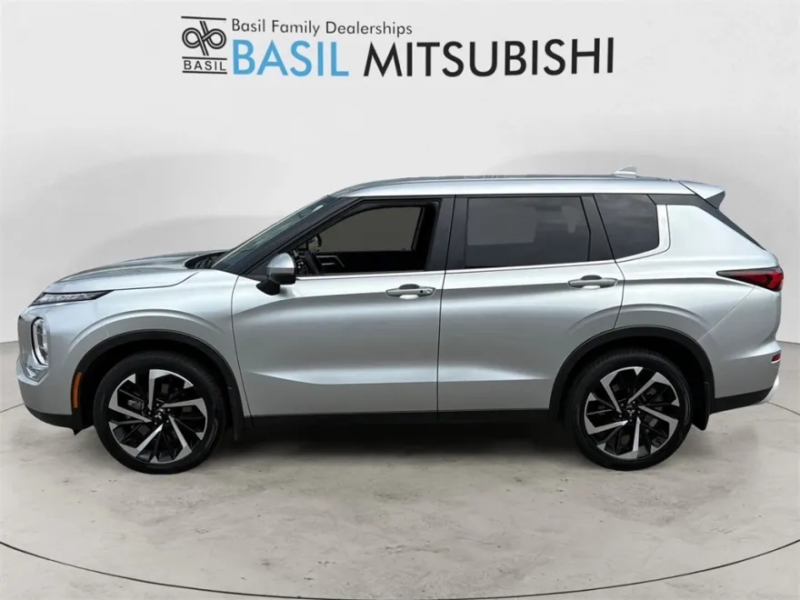 2024 Mitsubishi Outlander SE photo 1