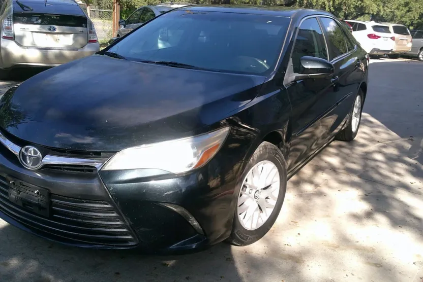 2017 Toyota Camry LE photo 1