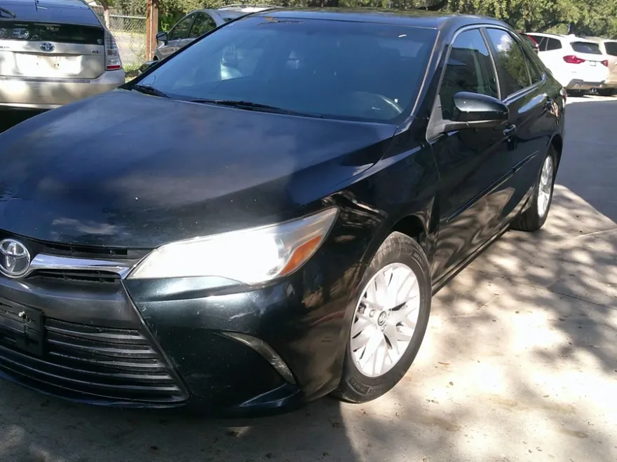 2017 Toyota Camry LE photo 1