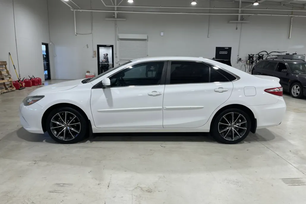 2016 Toyota Camry XSE photo 1