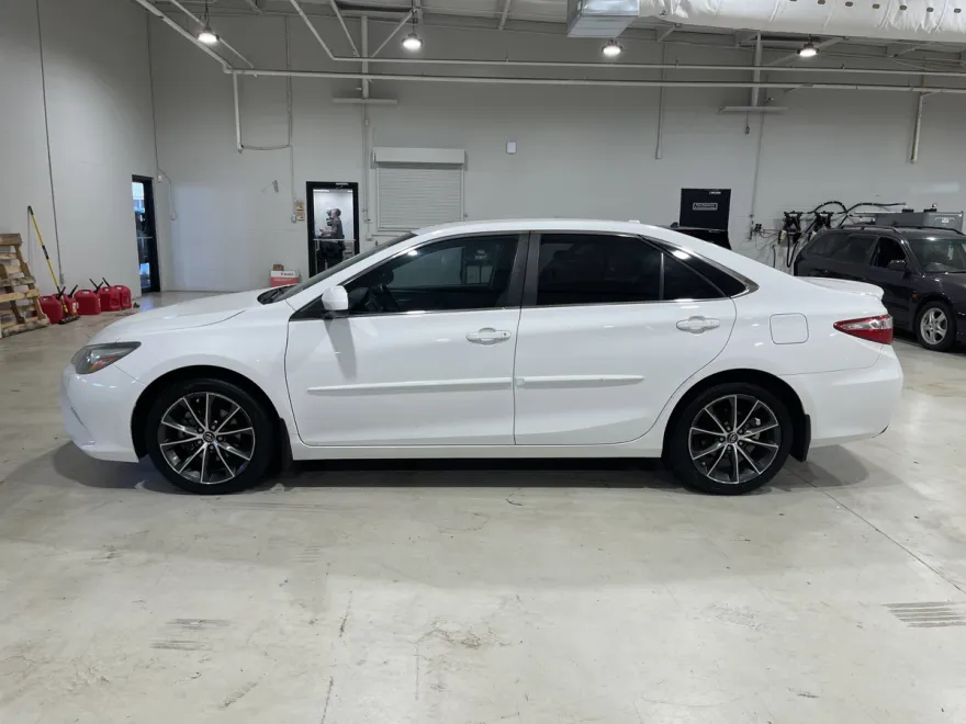 2016 Toyota Camry XSE photo 1