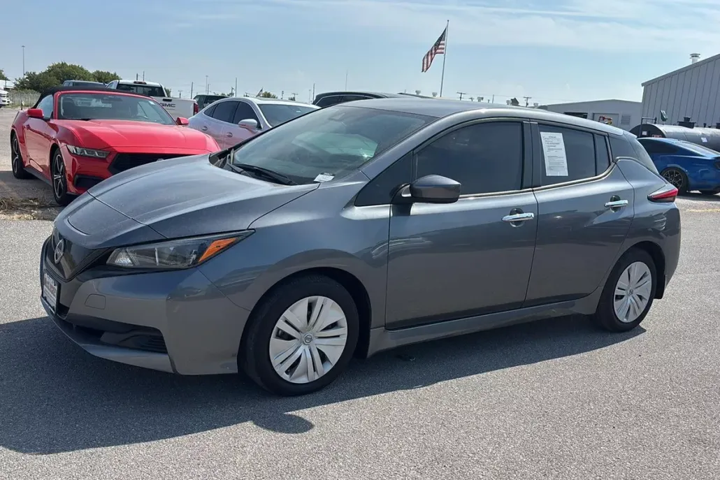 2025 Nissan Leaf S photo 1