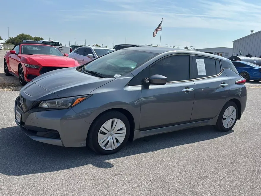 2025 Nissan Leaf S photo 1