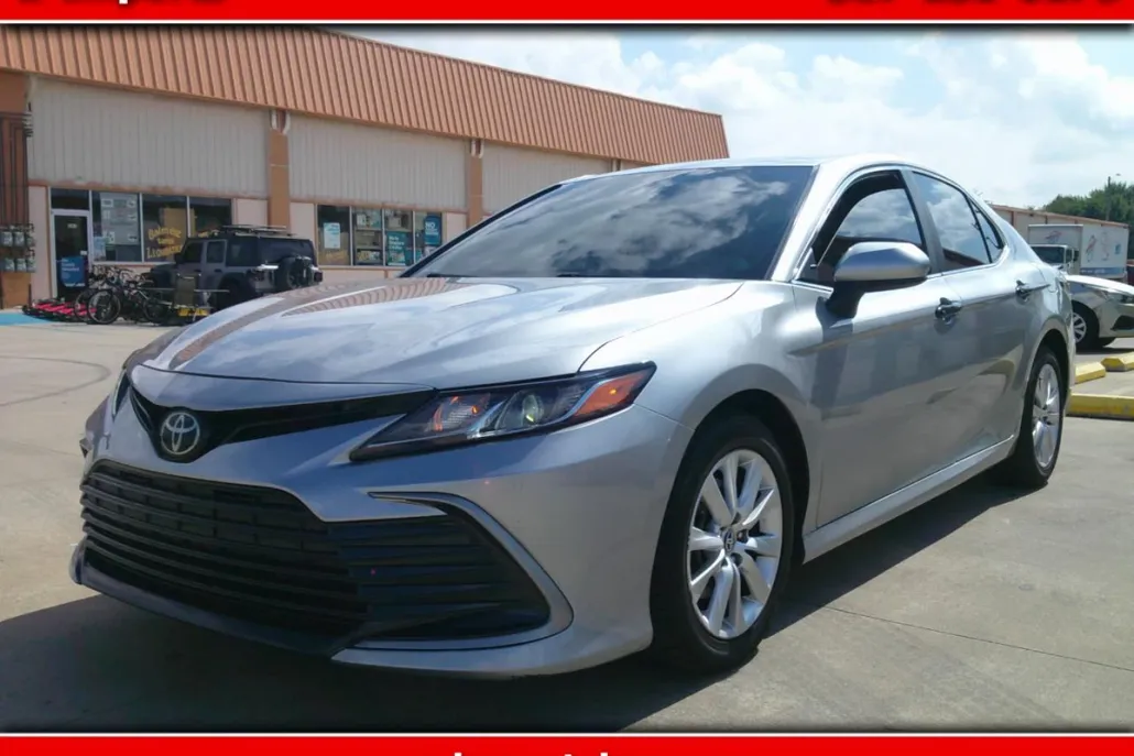2022 Toyota Camry LE photo 1