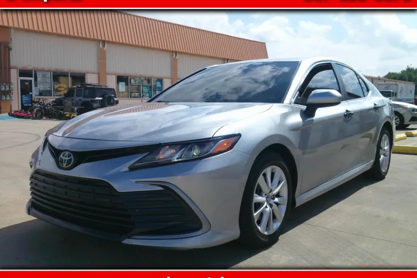 2022 Toyota Camry LE photo 1