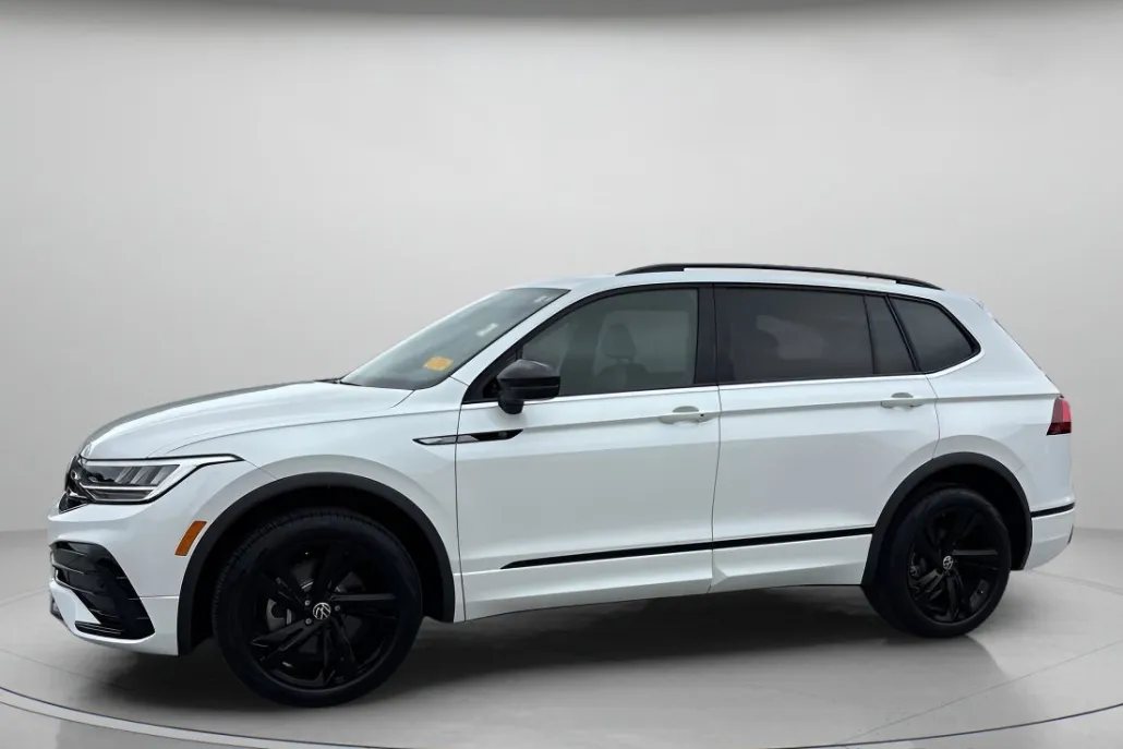 2023 Volkswagen Tiguan SE R-Line Black photo 1