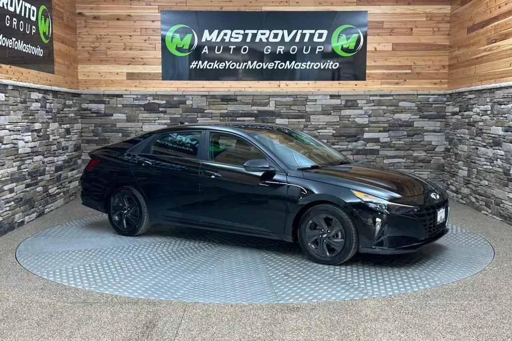 2022 Hyundai Elantra SEL photo 1