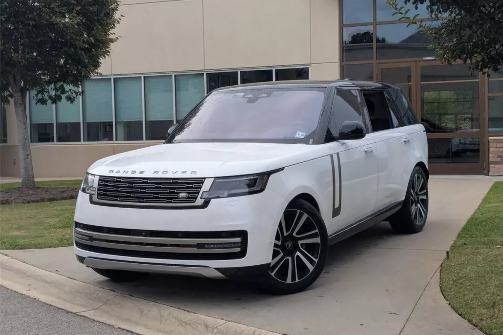 2023 Land Rover Range Rover SE photo 1