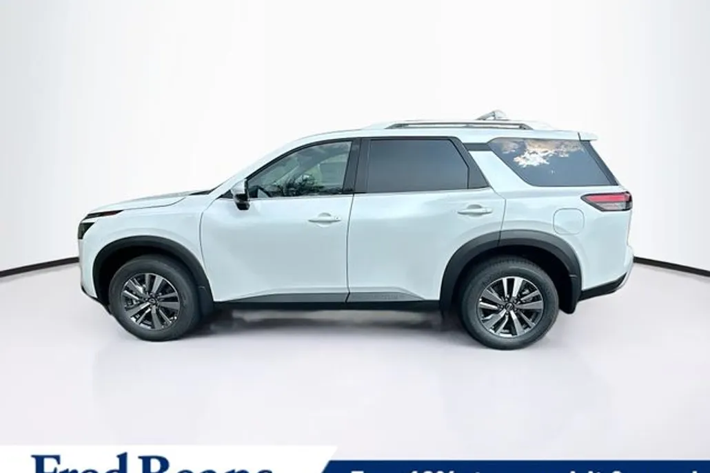 2025 Nissan Pathfinder SL photo 1