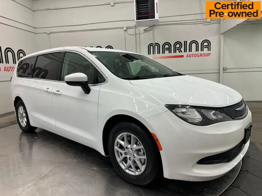 2022 Chrysler Voyager LX photo 1