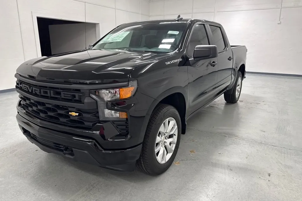 2025 Chevrolet Silverado 1500 Custom photo 1