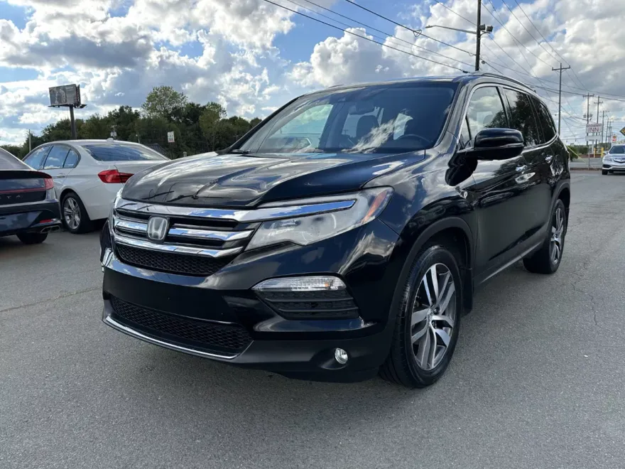 2017 Honda Pilot Touring photo 1